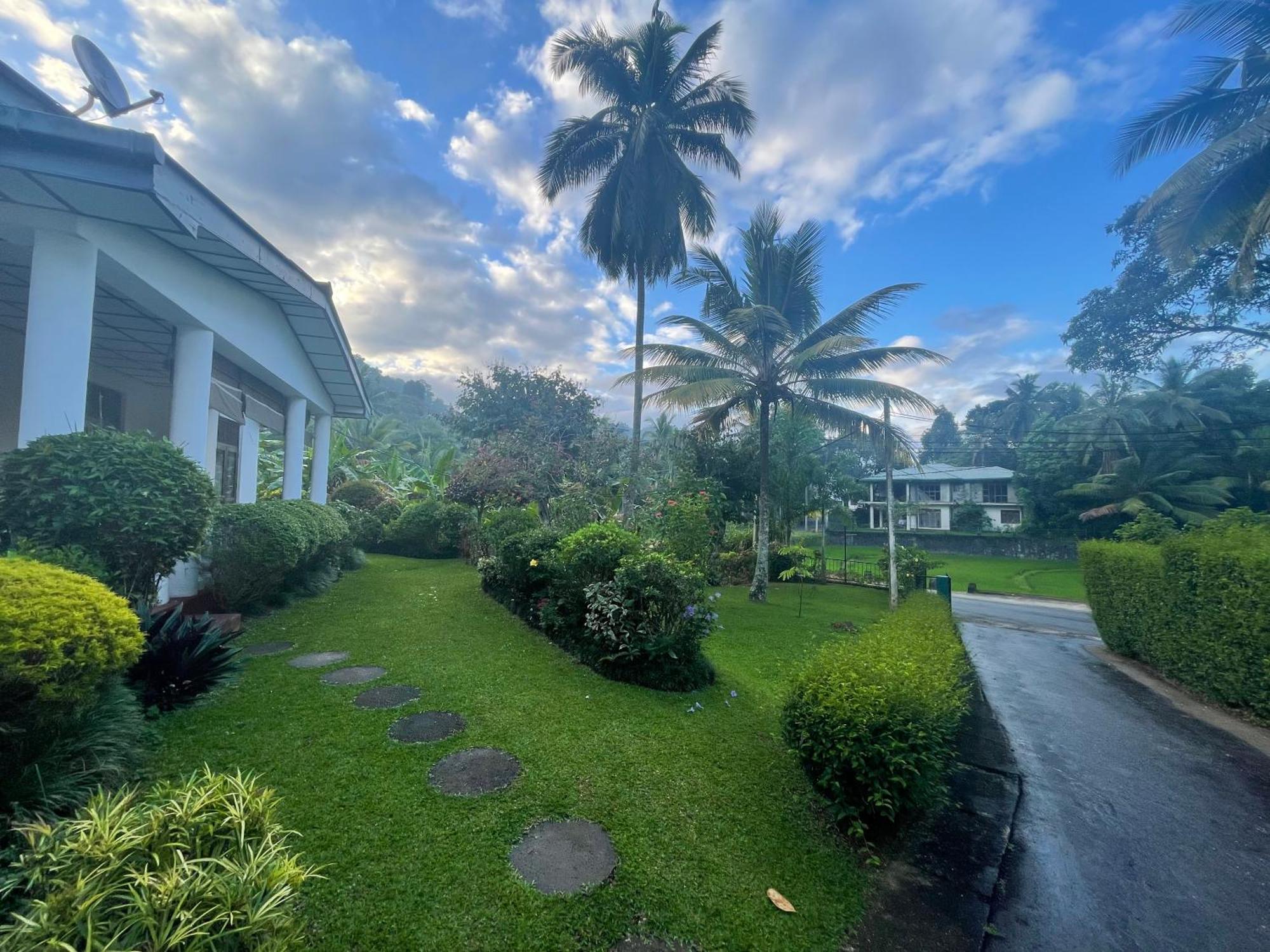 Surveyor'S Residence Bungalow Канди Экстерьер фото